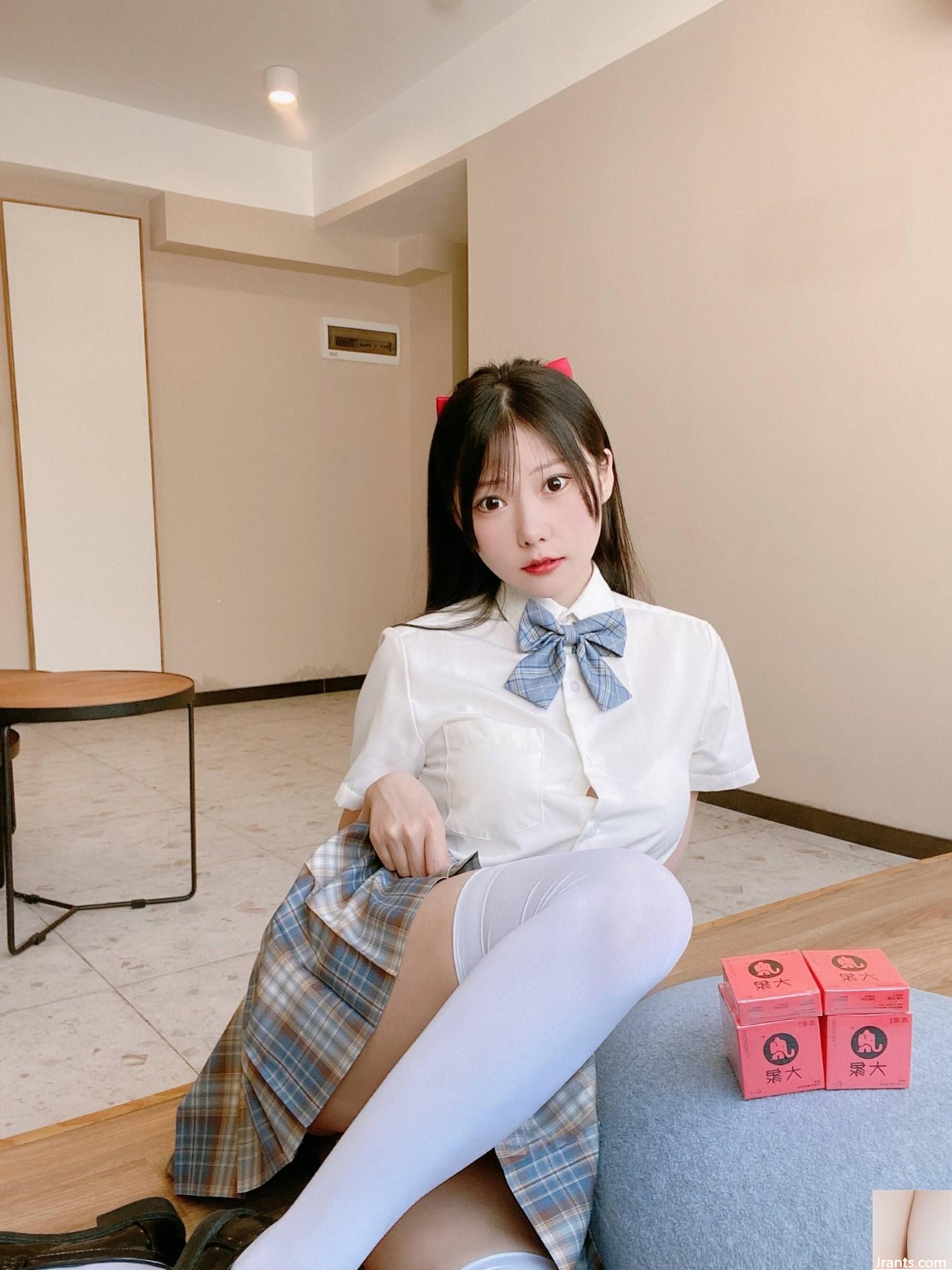 (Koleksi di Internet) Gadis Kesejahteraan Vanilla Meow Lulu &#8220;Elephant College Mahasiswa Rok Kotak&#8221; Eksklusif VIP (33p)