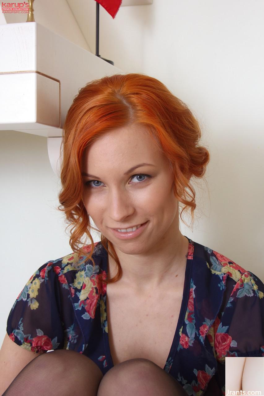 Belle Daisy rousse A montre ses beaux seins et sa chatte rasée en bas (20p)