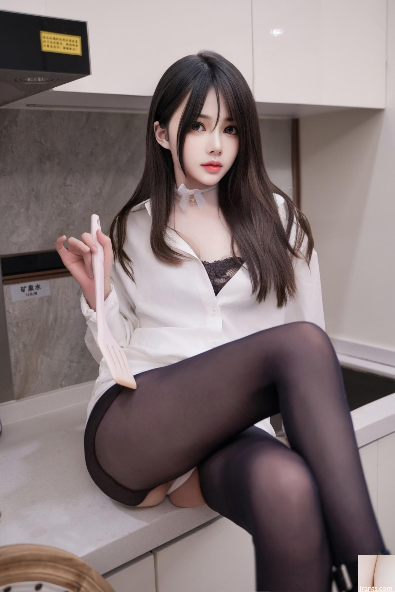 Lin Yueyue &#8211; ملابس بيضاء وحرير أسود (65p)