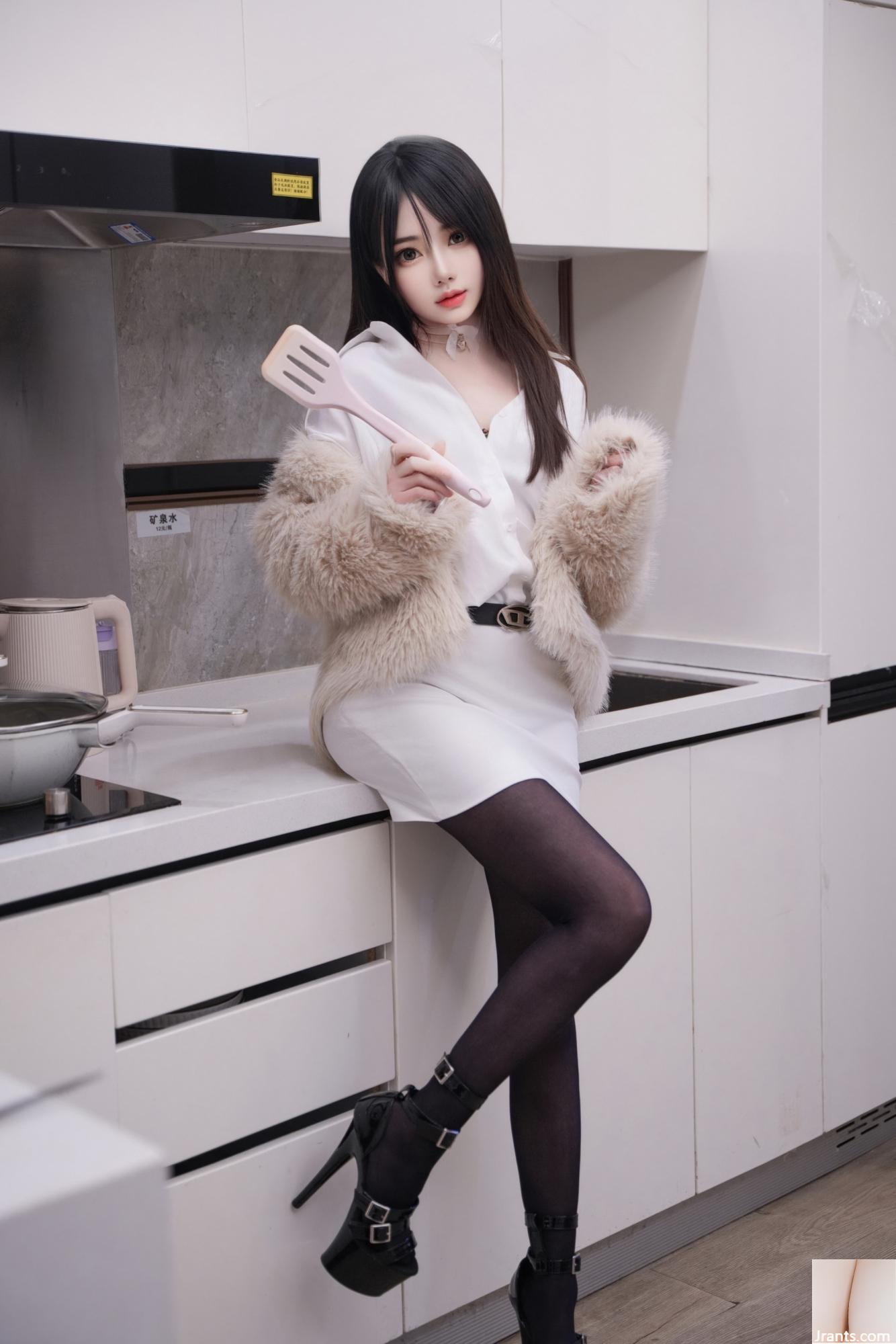 Lin Yueyue &#8211; ملابس بيضاء وحرير أسود (65p)