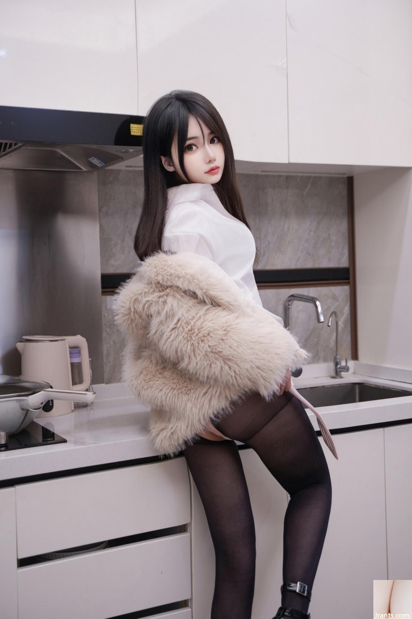 Lin Yueyue &#8211; ملابس بيضاء وحرير أسود (65p)
