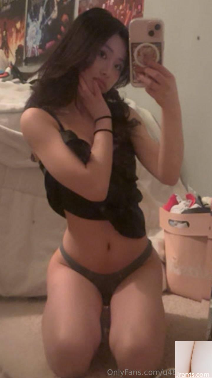 La bella ragazza prende selfie a casa