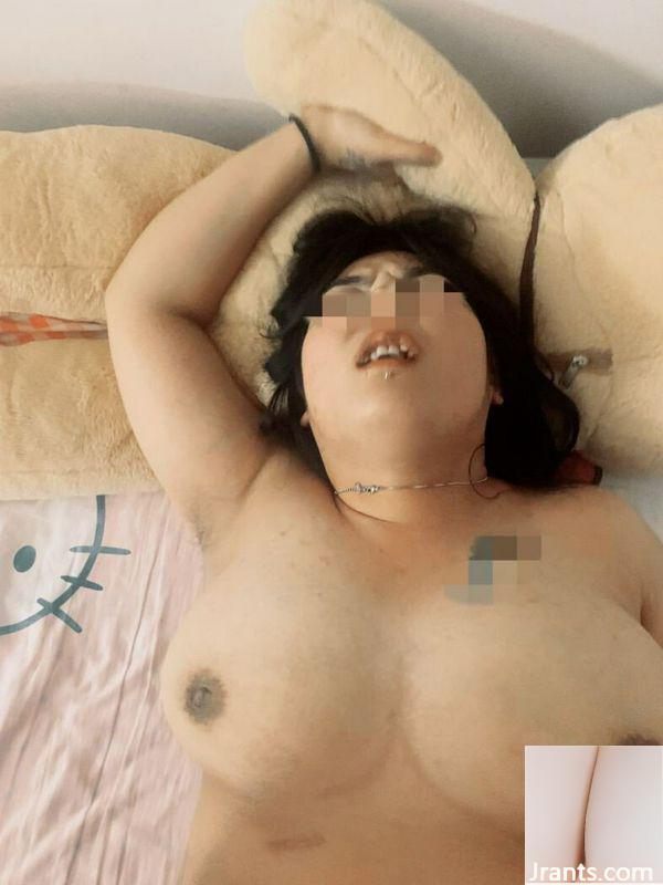 Puncher un vagin de jeune femme dodue avec une bouteille (12p)